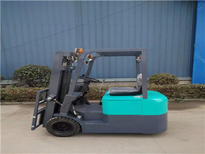 三轮叉车