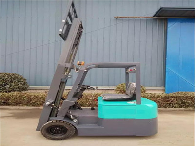 三轮叉车1