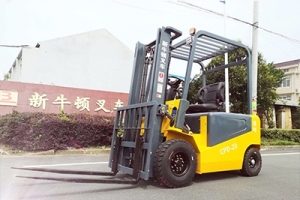 如何给长时间不用的3吨电动叉车充电？