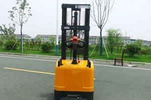 电动堆高车为什么使用液压传动系统？