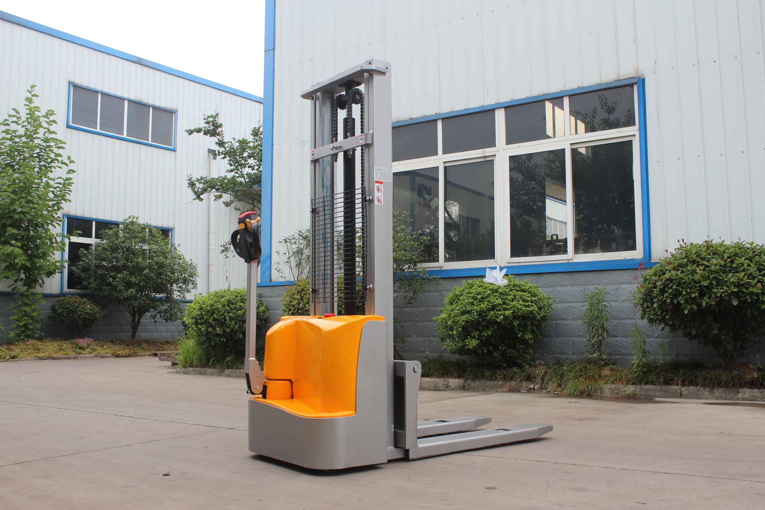 electric forklift manufacturer