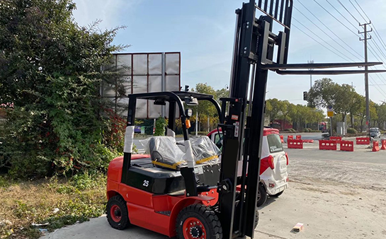 新牛盾燃油叉车展示