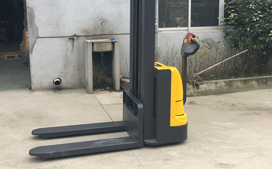 新牛盾堆高车产品