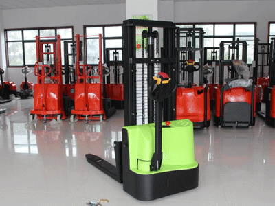 新牛盾步行式电动堆高车