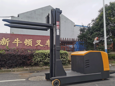 站驾式堆高车展示