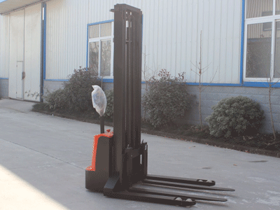 新牛盾步行式跨腿堆高车