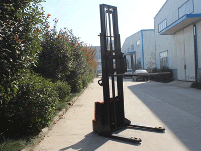 电动堆高车展示