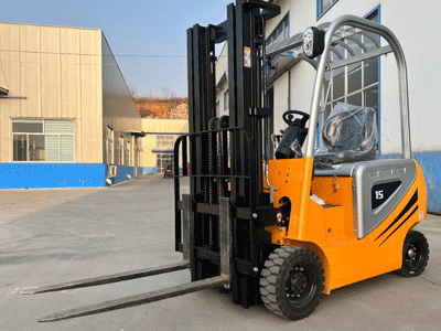 电动四轮叉车
