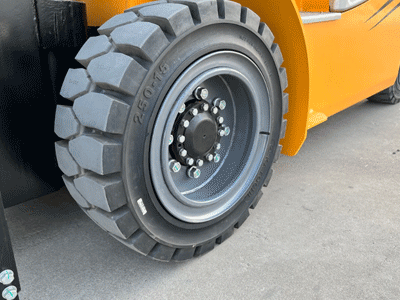 新牛盾四轮叉车