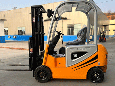 改良优化四轮驾驶式电动叉车 舒适度更高了！