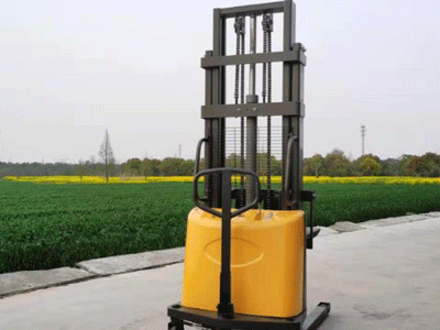 新牛盾半电动堆高车