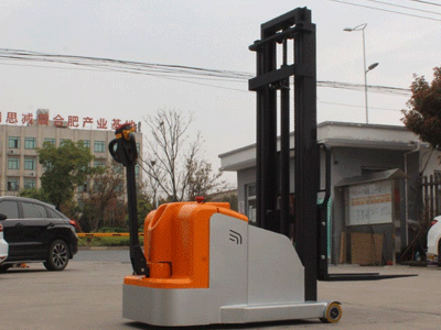 新牛盾叉车展示