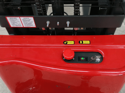 新牛盾堆高车细节