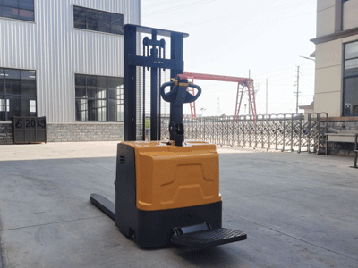 站驾式电动堆高车操作原理