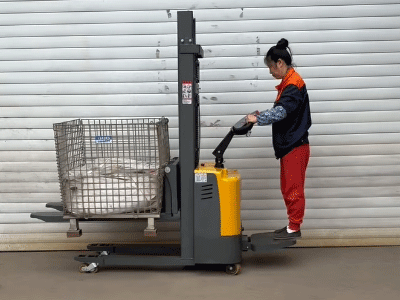 新牛盾双托盘堆垛车