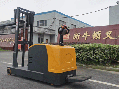 站驾式平衡重叉车