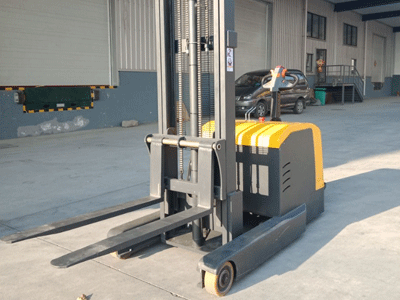 前移式叉车和堆垛式叉车的区别！