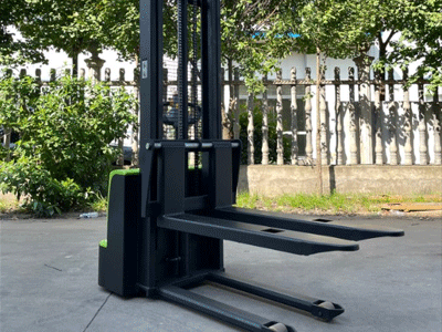 新牛顿电动堆垛车