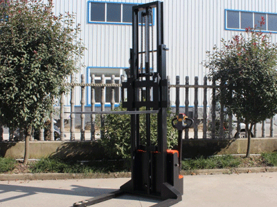 跨腿式电动堆垛车