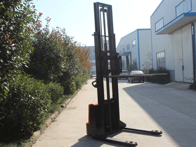 新牛顿堆高车产品