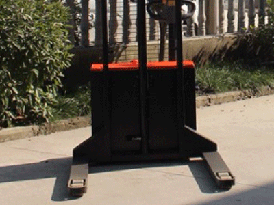 新牛盾电动堆高车