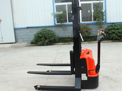 新牛盾跨腿式堆高车