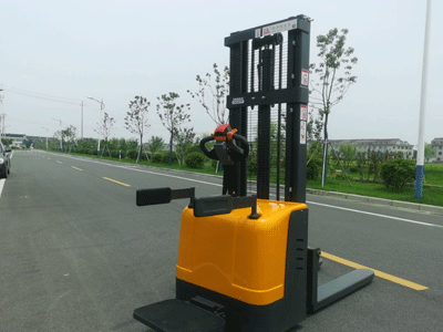 新牛盾电动叉车