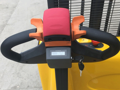 步行式堆高车手柄细节