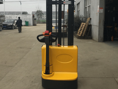 仓库地形窄小 选全电动步行式堆高车很合适