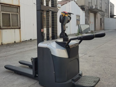 站驾式堆高车产品