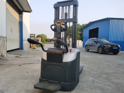 1.5吨/2吨站驾式电动堆高车 降噪省耗能是高手！