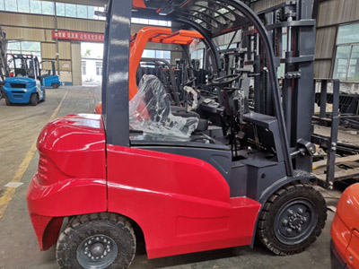 定制生产的3吨经济型柴油叉车亮点展示