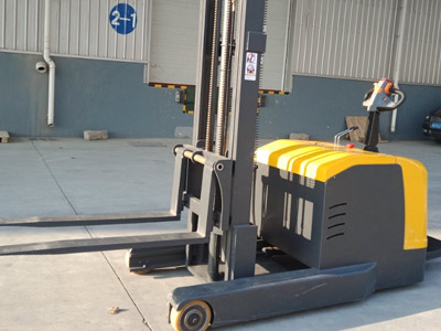 窄通道高效堆货 怎么能少了站驾式前移堆高车？