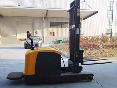 窄通道前移堆高车