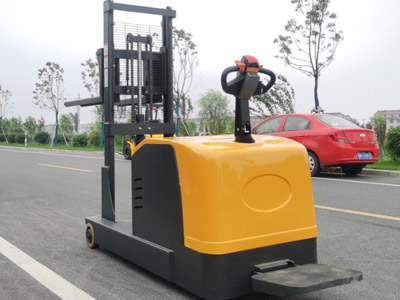 拒绝溢价！且看新牛盾4米升高站驾式平衡重堆高车