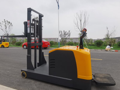 站驾式平衡重堆高车