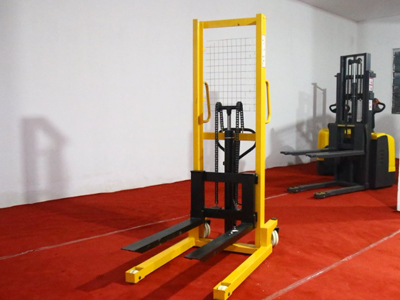 1-2吨手动液压堆高车现货供应