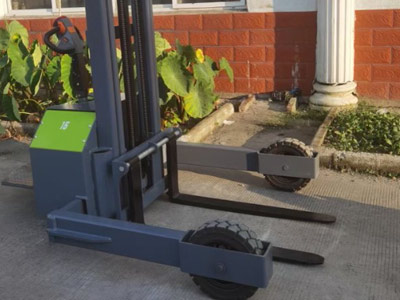 户外泥泞路用什么电动堆高车？当然是越野式叉车