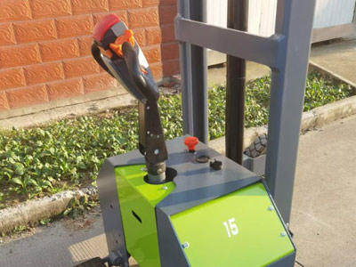 越野式电动堆高车