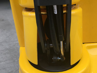 步行式堆高车细节展示