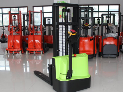 电动堆高车产品