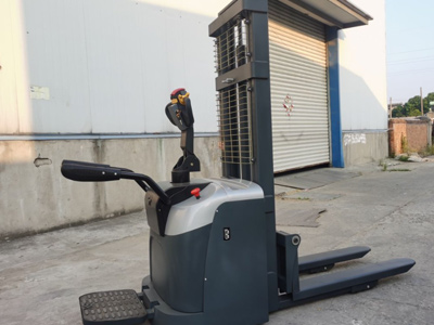 小型站驾前移堆高车多少钱一台？江苏厂家分享