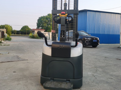 站驾式堆高车产品