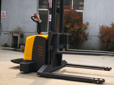 站驾式堆高车优势明显