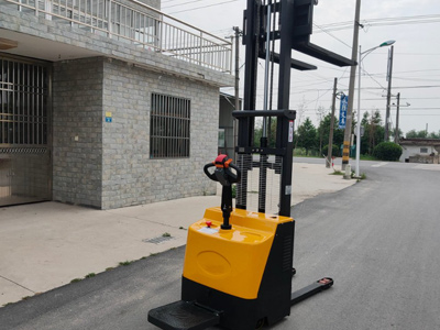 电动站驾式堆高车