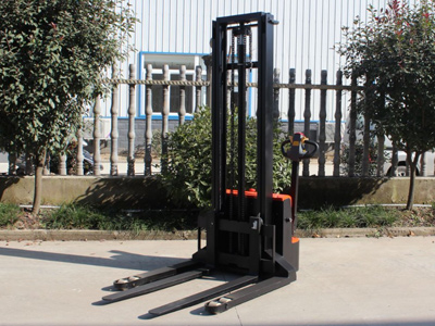 优质跨腿电动堆高车