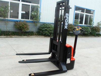 商超货架步行跨腿电动堆高车优势明显！