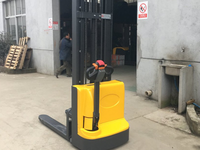 江苏省新牛盾叉车：小仓库全电动步行式堆高车源头直供