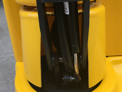 电动堆高车细节展示