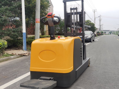 站驾式平衡重堆高车